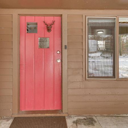 Pet-Friendly Irons Cottage About 4 Mi To Sand Lake! Buitenkant foto