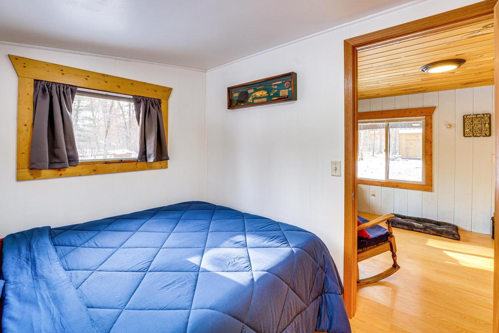 Pet-Friendly Irons Cottage About 4 Mi To Sand Lake! Buitenkant foto