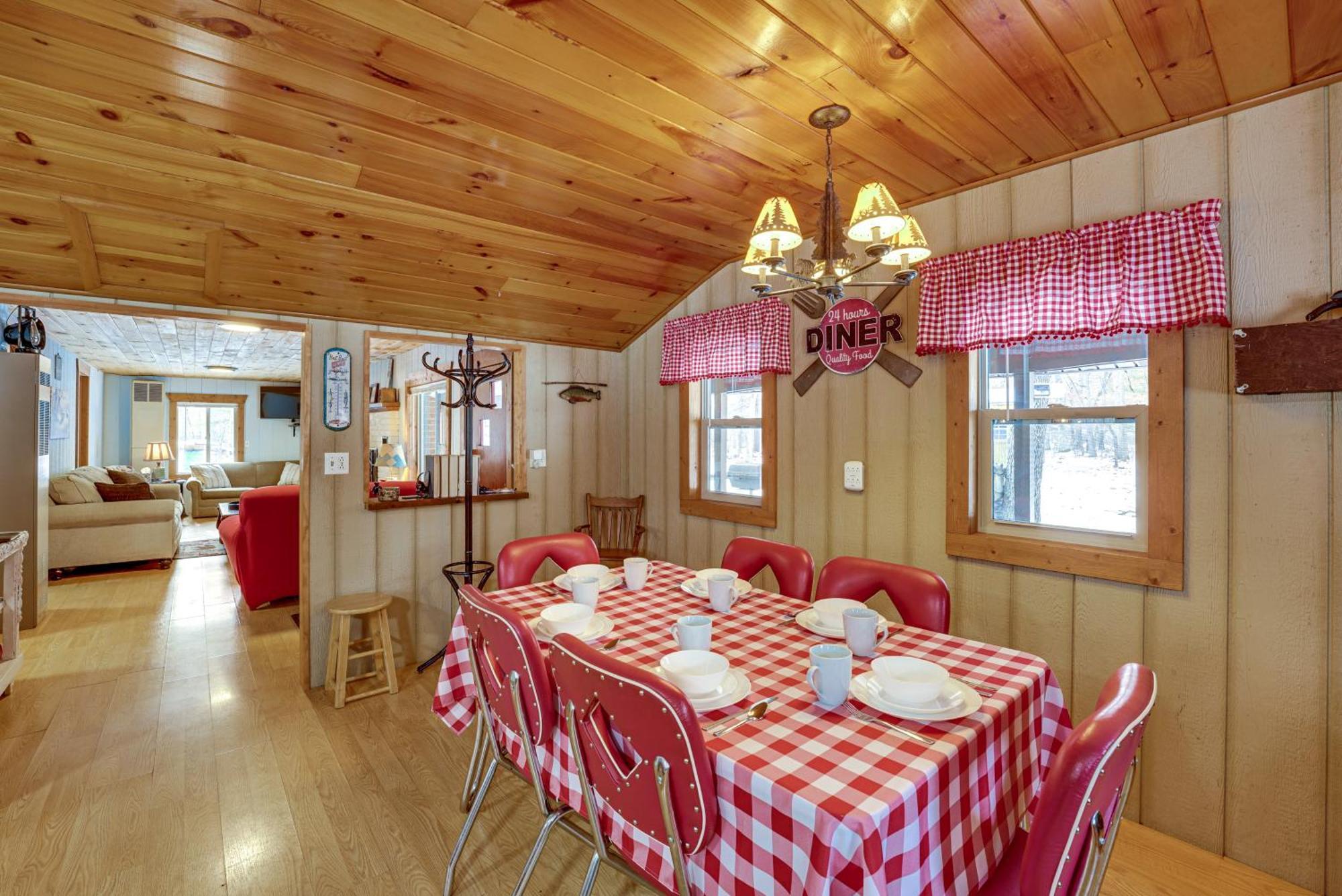 Pet-Friendly Irons Cottage About 4 Mi To Sand Lake! Buitenkant foto