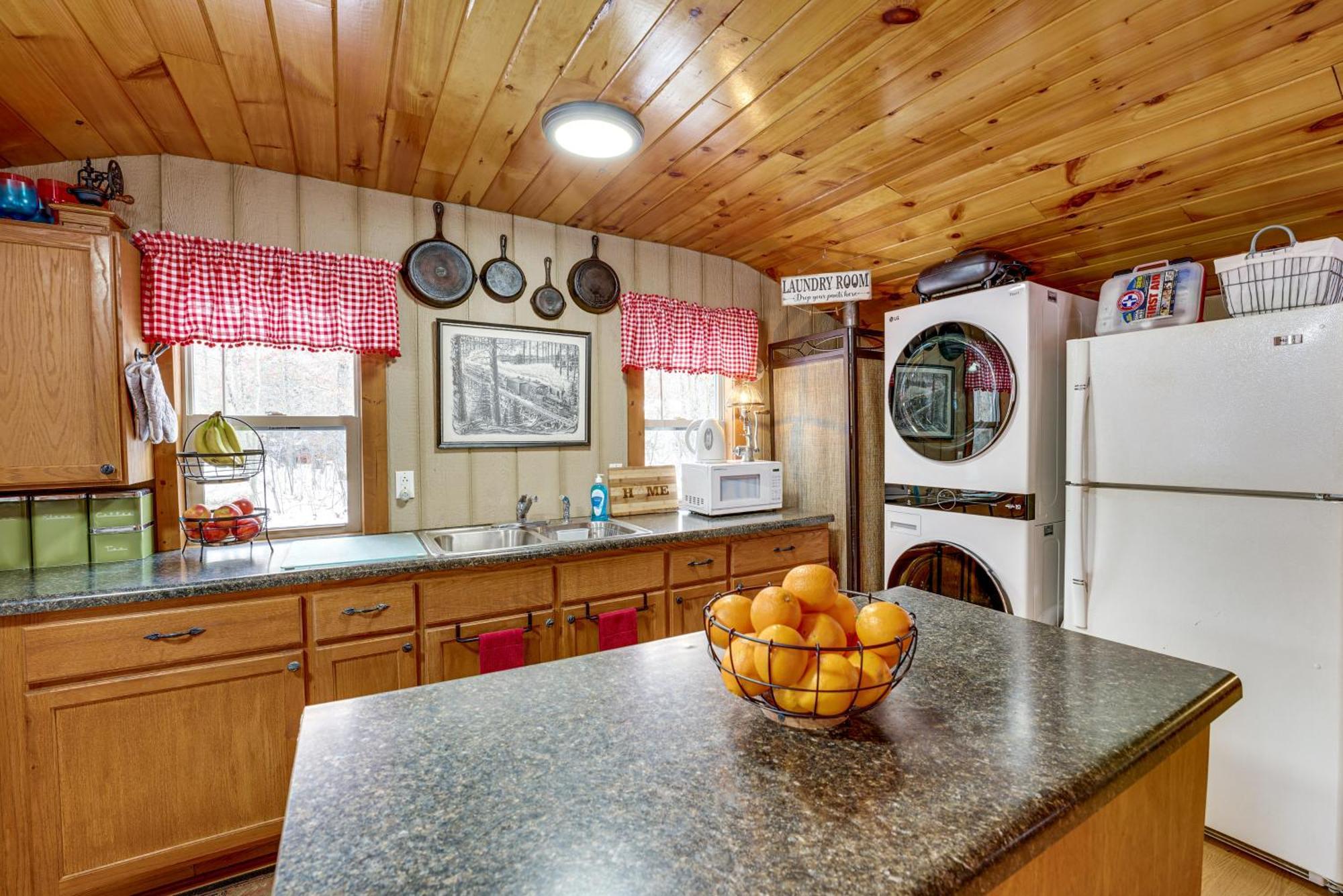Pet-Friendly Irons Cottage About 4 Mi To Sand Lake! Buitenkant foto