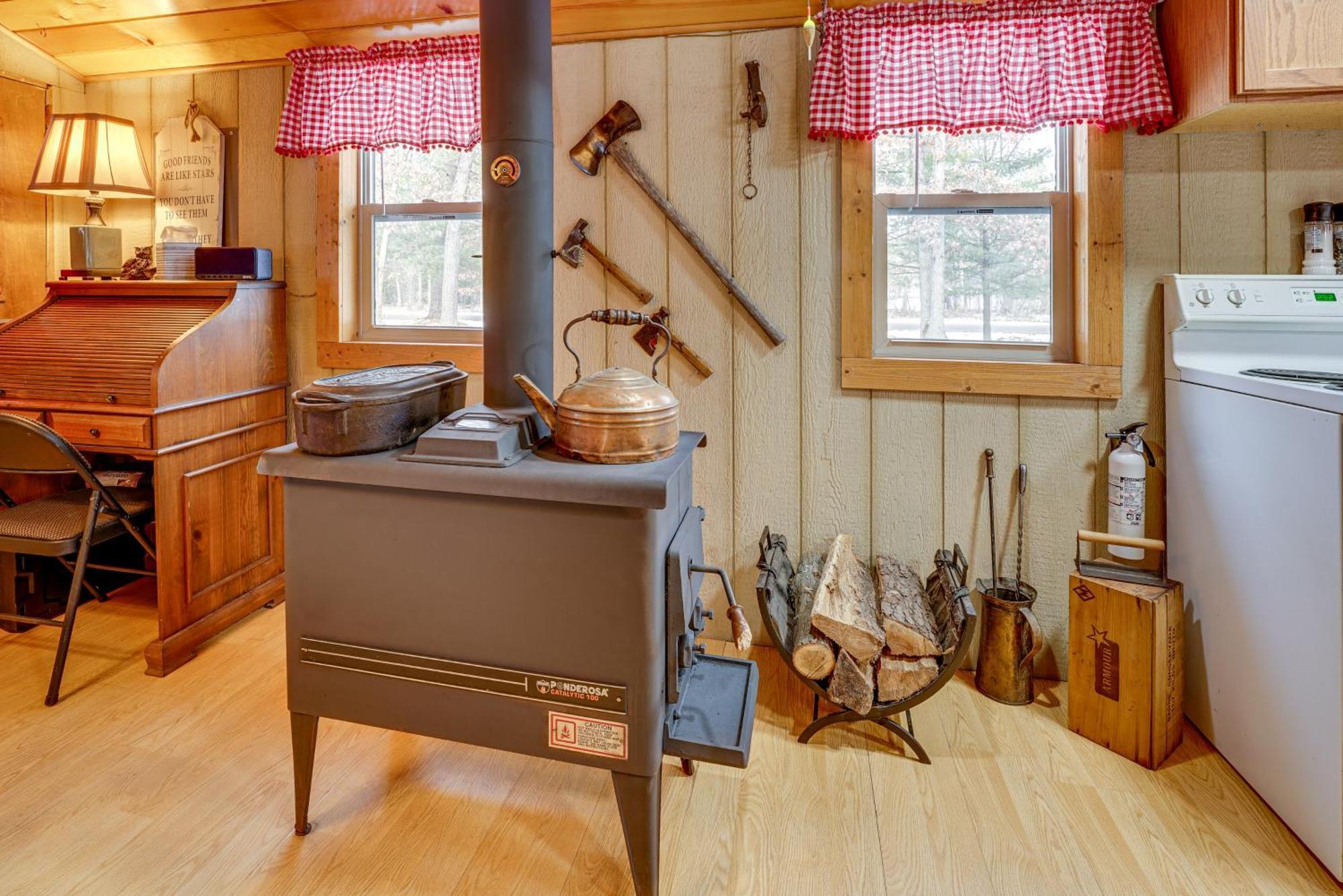 Pet-Friendly Irons Cottage About 4 Mi To Sand Lake! Buitenkant foto