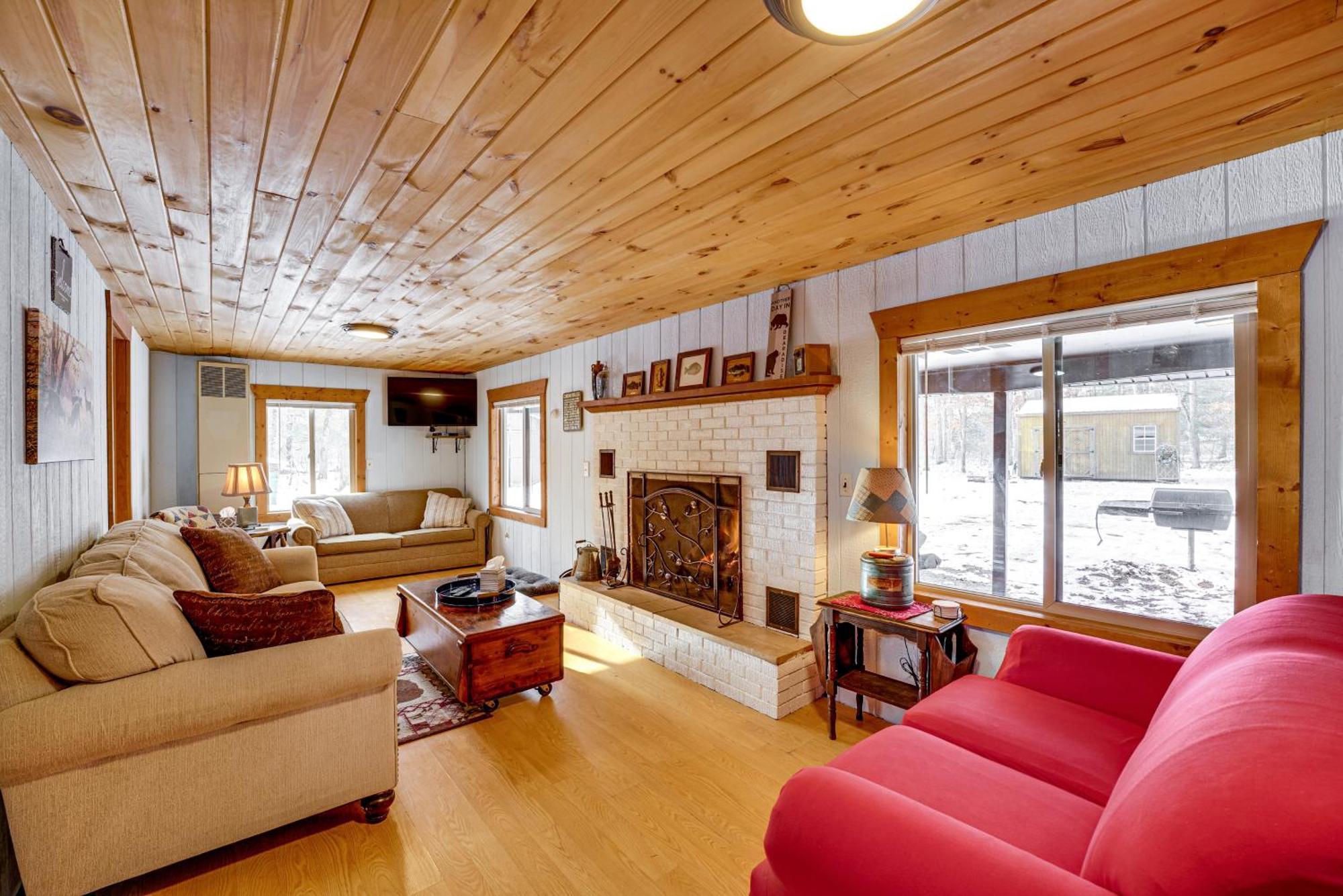Pet-Friendly Irons Cottage About 4 Mi To Sand Lake! Buitenkant foto
