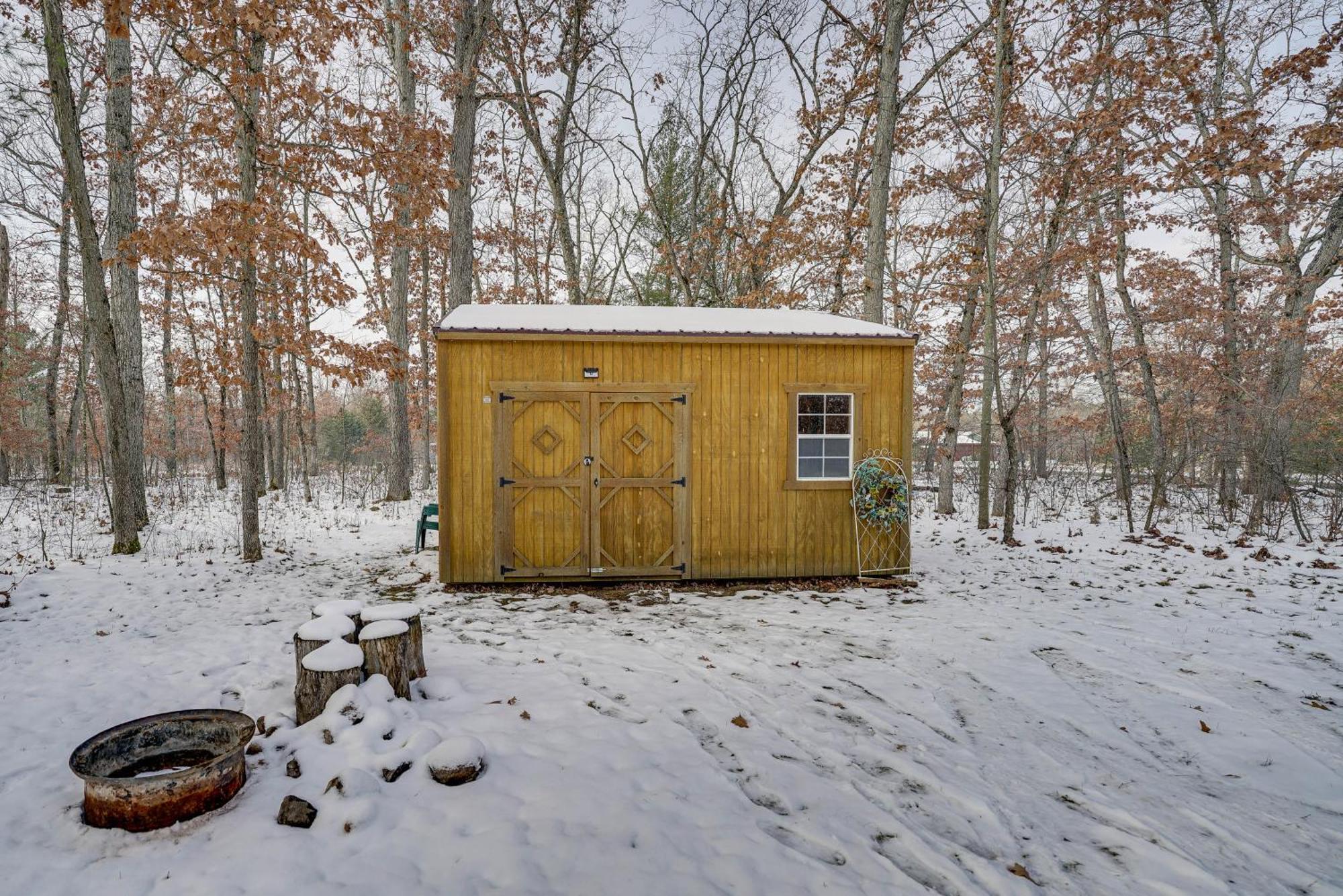 Pet-Friendly Irons Cottage About 4 Mi To Sand Lake! Buitenkant foto