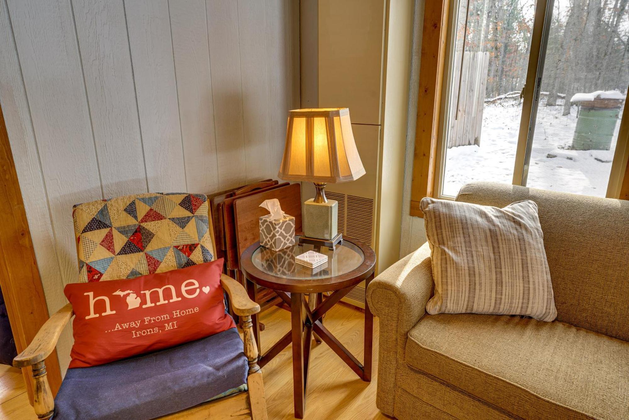 Pet-Friendly Irons Cottage About 4 Mi To Sand Lake! Buitenkant foto