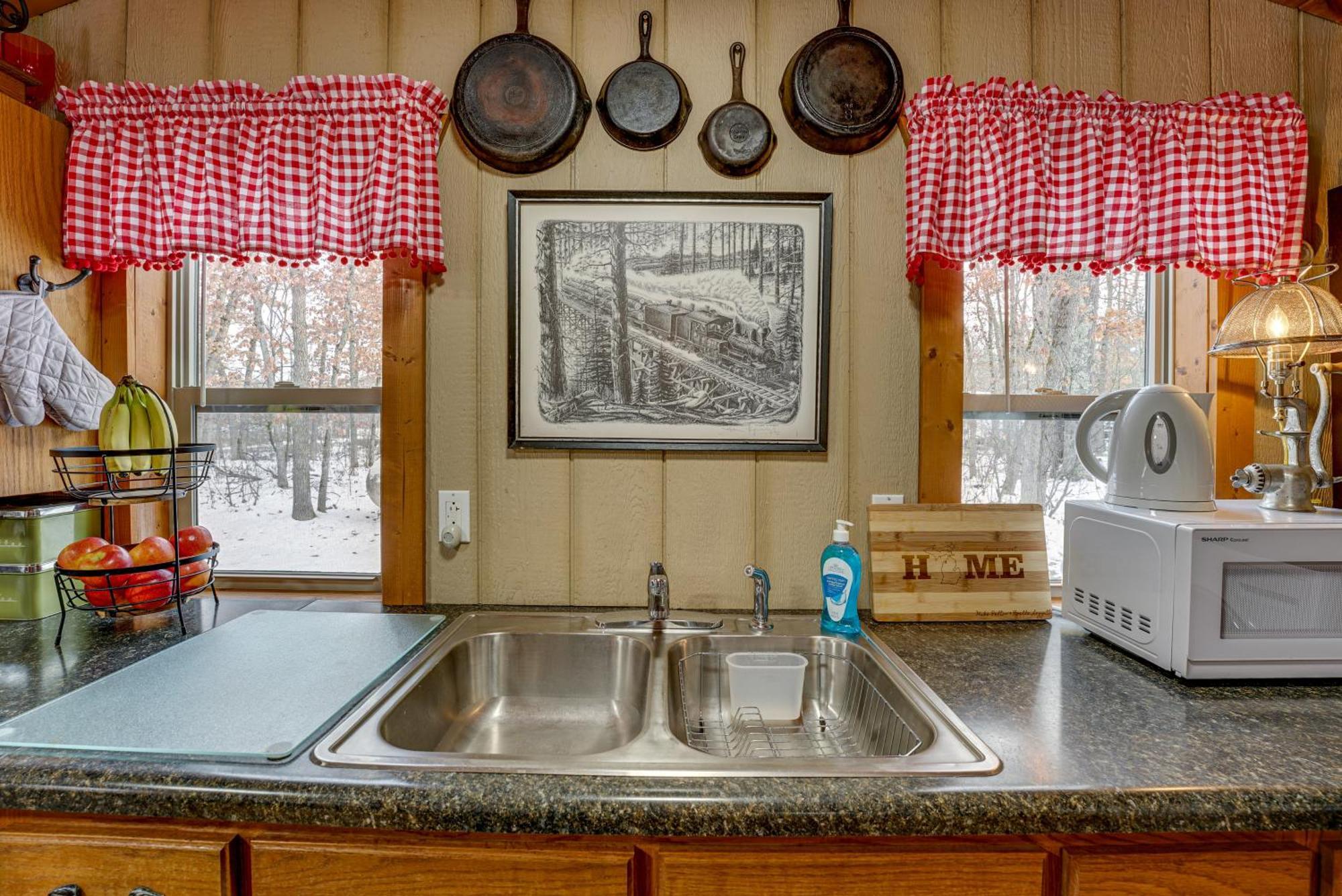Pet-Friendly Irons Cottage About 4 Mi To Sand Lake! Buitenkant foto